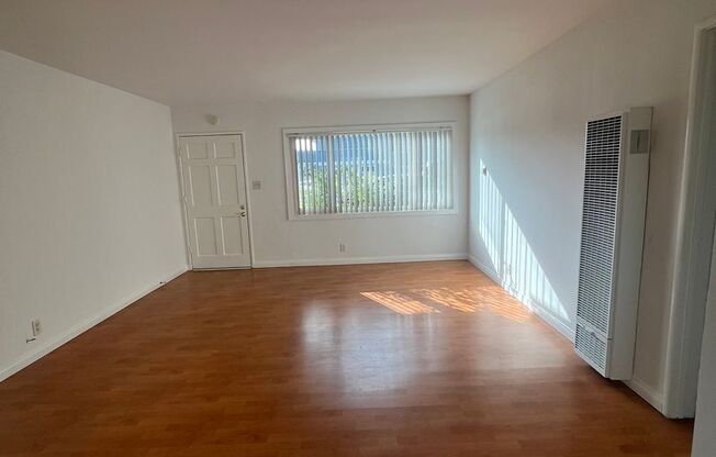 2 beds, 1 bath, $2,350, Unit 01