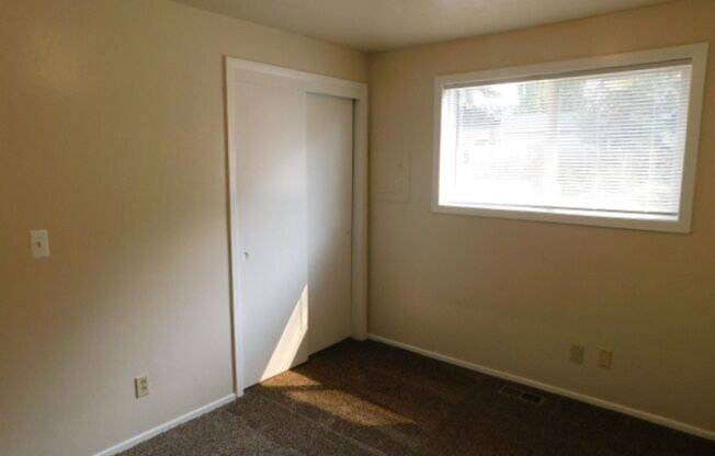 2 beds, 1 bath, 750 sqft, $1,275