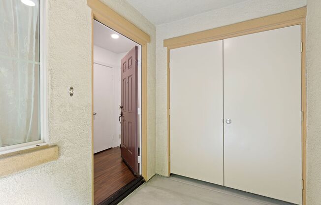 Amazing 3 Bd/ 3 Ba Townhome in Van Nuys!