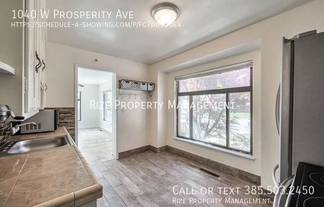 1040 W PROSPERITY AVE