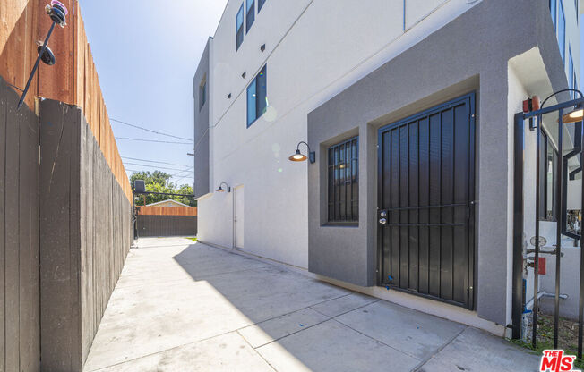 4110 NORMANDIE AVE