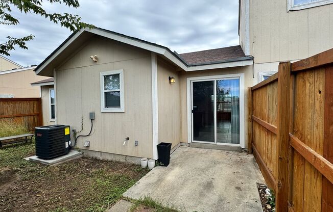 3 beds, 2 baths, $1,395, Unit # 905