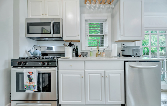 402 A E HOWELL AVE