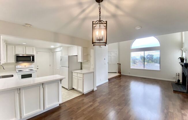 Radiant and comfy home in the beautiful hills of Union City!