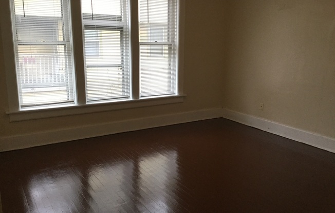 3 beds, 1 bath, $1,095, Unit 2320