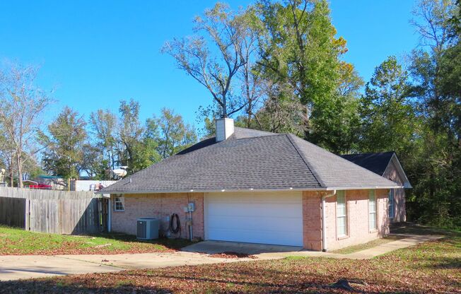 Beautiful 3 Bedroom, 2 Bath Home in Whitehouse!