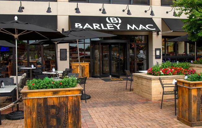 Restaurant decorat Bennett Park Apartments, Virginia, 22209