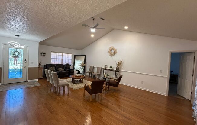 Immaculate and Newly Remodeled 4 bed 2 bath in Pine Lakes