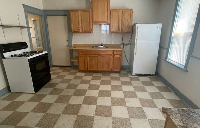 *30 Days of FREE RENT With SIGNED LEASE!* 2 bed 1 bath located right off Brady St