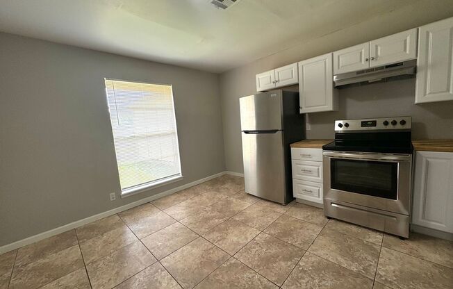 3 bedroom 2 bathroom Duplex!