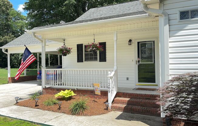 Beautiful 3 bedroom 2 bathroom house in great neighborhood available now!