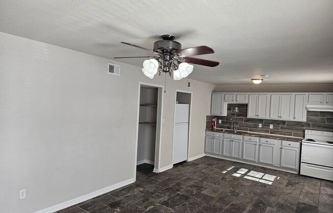 2 beds, 1 bath, 638 sqft, $708, Unit Whispering Hills 216