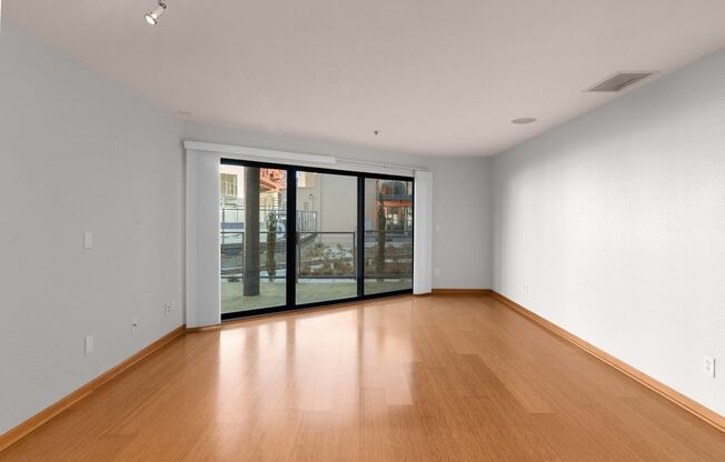 McCormick Pier - 1 bed/1 bath w/new paint/balcony/parking/pool/hot tub/bbq pit