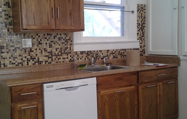 3 beds, 2 baths, $1,800, Unit APARTMENT A