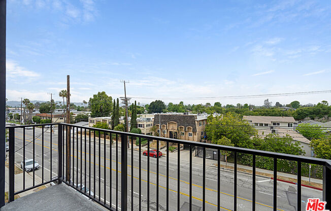 6144 WHITSETT AVE