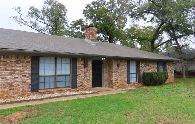 Spacious 3 Bedroom, 2 Bath Home in Whitehouse ISD!