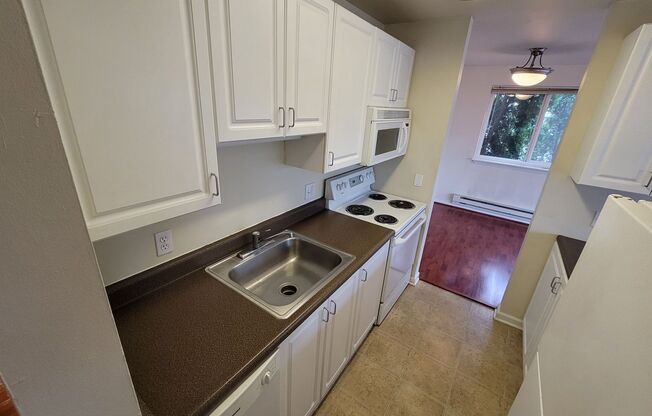 2 beds, 1 bath, 820 sqft, $2,795, Unit R-212