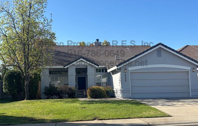 Rocklin: Single Story, Corner Lot 3 Bedroom 2 bath LVP Flooring, fenced yard, fireplace