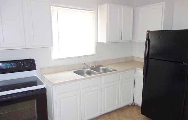 3 beds, 1 bath, $900, Unit 3018 E 61st St