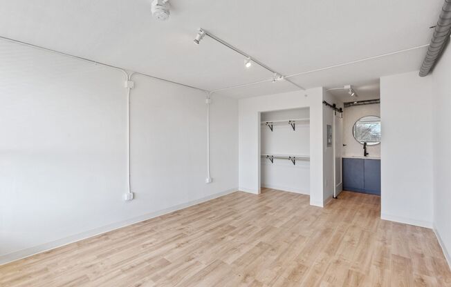 Studio, 1 bath, 306 sqft, $1,100, Unit 37