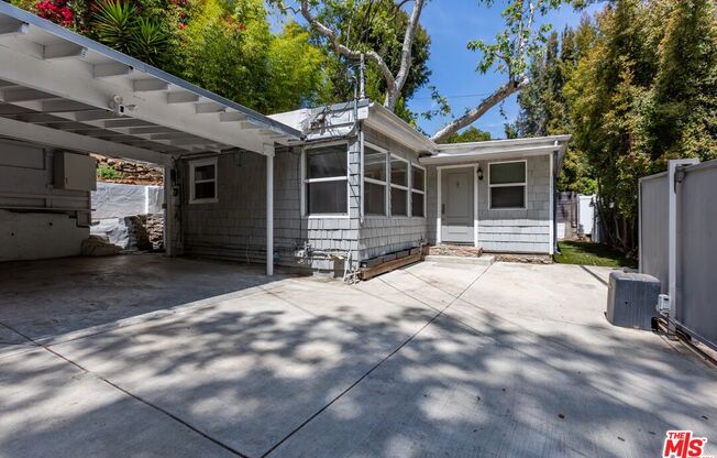 2147 N BEVERLY GLN BLVD