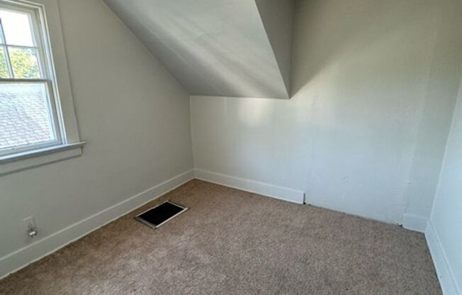 3 beds, 1 bath, $895