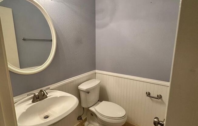3 BD/2.5 BA AVAILABLE IN GATED COMMUNITY IN THE HEART OF MEDICAL CENTER!