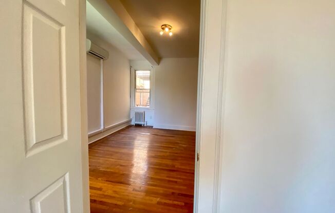 2 beds, 1 bath, 1,000 sqft, $1,948, Unit 3035 N. Calvert St. C4