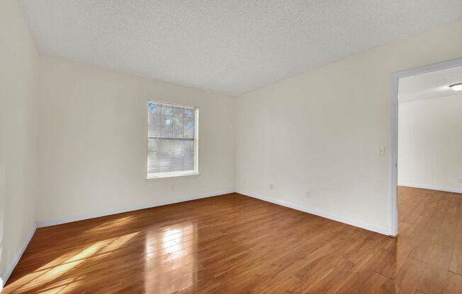 Very Nice 2bd/2ba Condo!! Gated Friendly Community w/ Pool!!