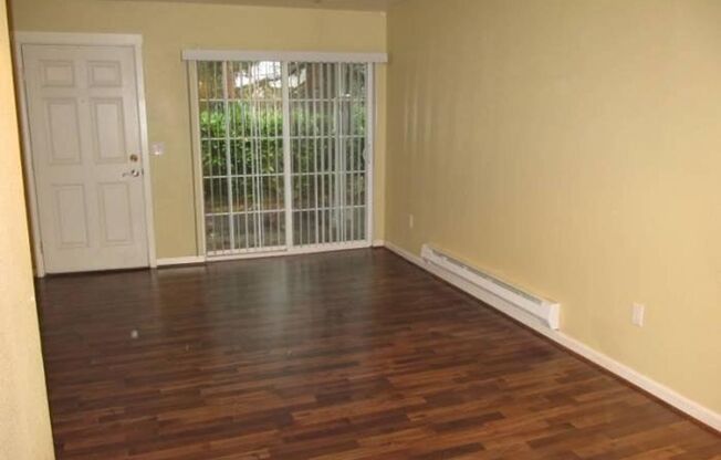 Gorgeous 1 bd Condo located in a prime location of Kent!