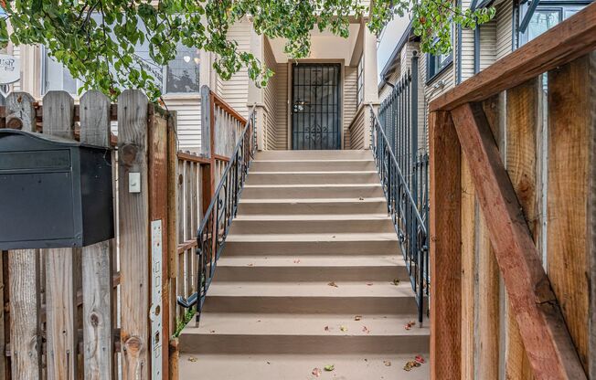 Charming 2-Bedroom Home with Spacious Backyard in Oakland!