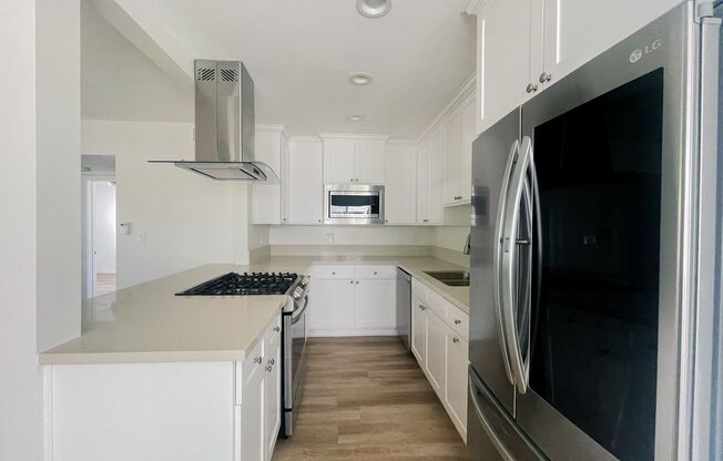 Modern 1-Bedroom in Prime Manhattan Beach – In-Unit Laundry & Parking Included!