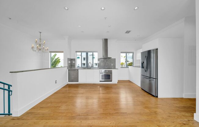 Centrally located: 2 bed/2baths with 1000 sqf terrace steps from Lincoln Road (SOUTH BEACH)