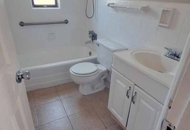 2 Bedroom duplex with garage, Washer and Dryer, close to everything!!!!