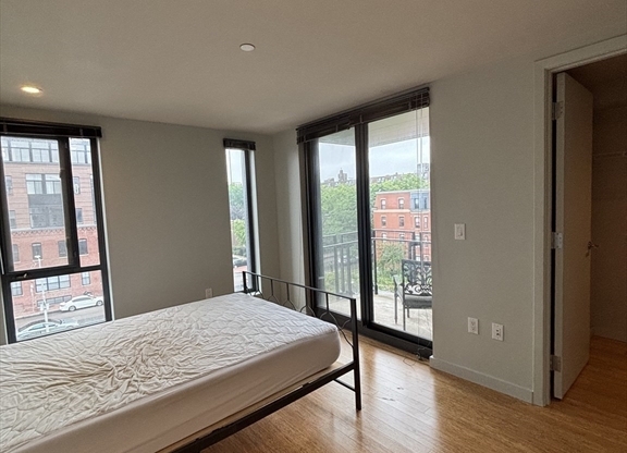 2 beds, 1 bath, 950 sqft, $3,650, Unit #408