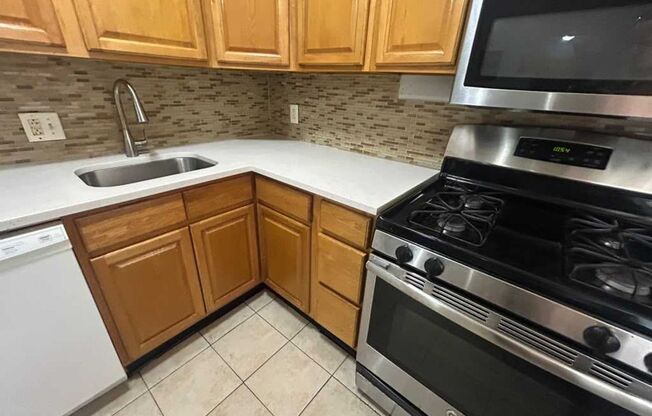 1 bed, 1 bath, 650 sqft, $900, Unit B203