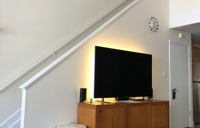 Looking for space? Perfect work from home huge loft w/lots of light, huge windows, high ceilings, parking, storage and roofdeck!