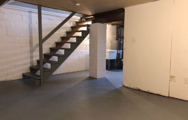 3 beds, 1 bath, 1,500 sqft, $1,300, Unit 1614-00