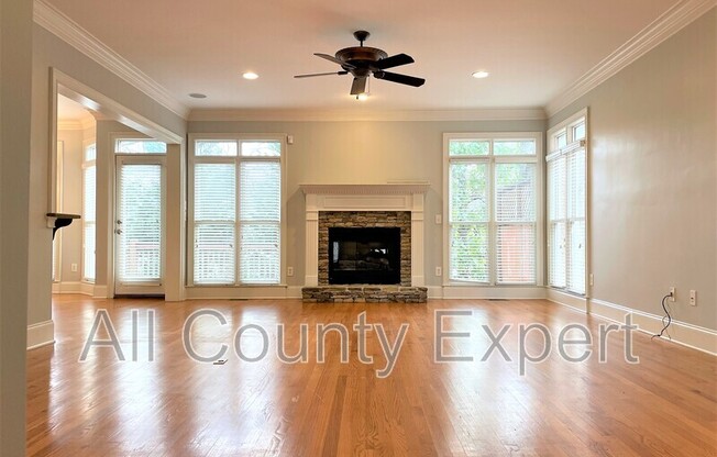 895 LENOX CT NE