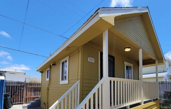RARE STUDIO COTTAGE! Detached Cottage in Back of 4plex. Lots of Street Parking. Near Downtown & Freeways