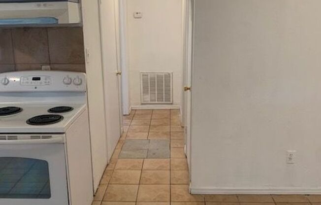 2 beds, 1 bath, $625, Unit #1