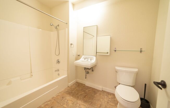 3 beds, 2 baths, 1,035 sqft, $3,995, Unit 203