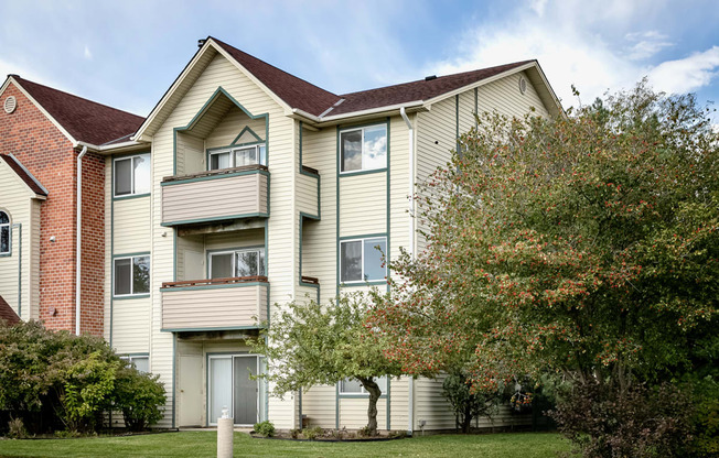 Property Exterior at Somerset Apartments in Lincoln, NE