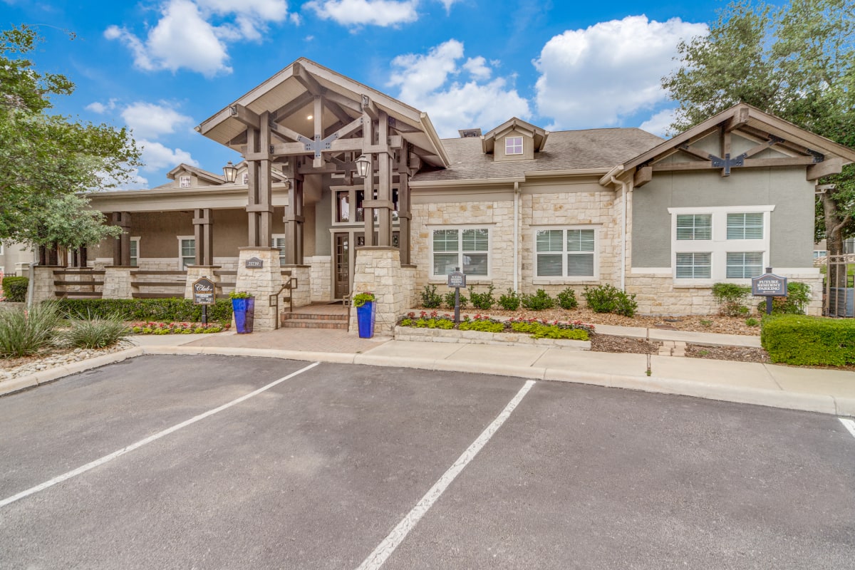 WELCOME TO CLUB AT STONE OAK APARTMENTS IN SAN ANTONIO, TX