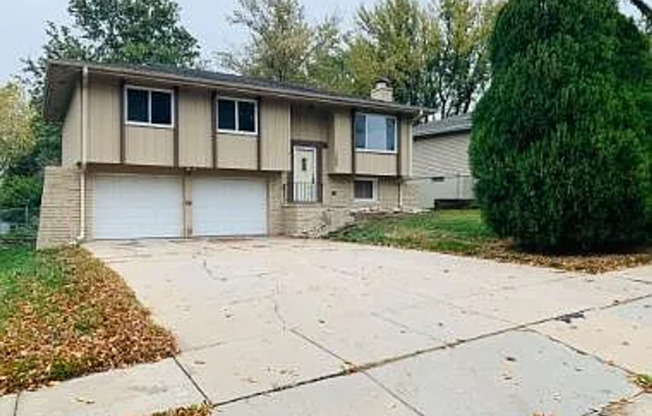 13828 Y Cir, Omaha, NE 68137