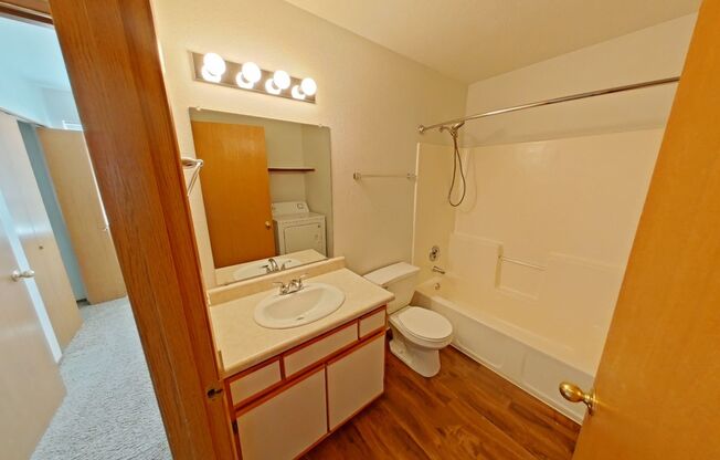 2 beds, 1.5 baths, 896 sqft, $1,395, Unit 634 LaSalle Street #3