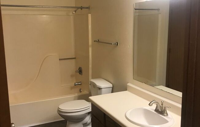 3 beds, 1 bath, 1,040 sqft, $1,695, Unit 3172-301