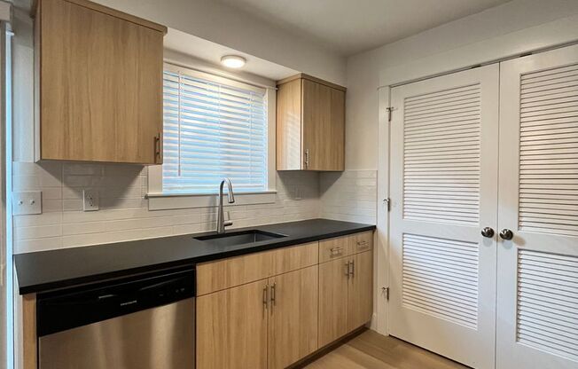 2 beds, 1 bath, $1,995, Unit 6