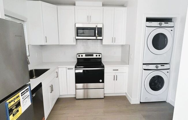 Eldora, 10313-10321 1/2