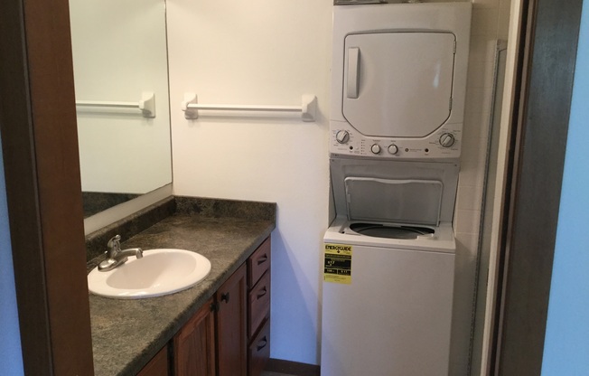 2 beds, 2 baths, 950 sqft, $1,775, Unit 7617RC